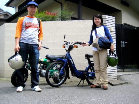 Ciao納車当日の記念撮影。ヘルメットを手にした男女とCiaoが並んで写る。