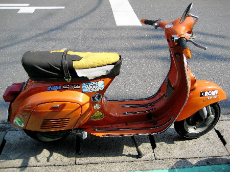 破れたベスパのシート