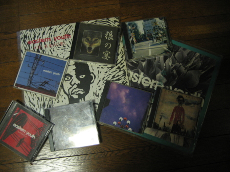 部屋の床に並べられたeastern youthのCDやレコードのコレクション。