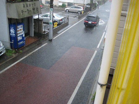 豪雨で道路が冠水したK.B.前の通り