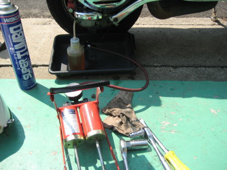 ミッションオイル交換に使用する工具類と車体下のオイル受け皿