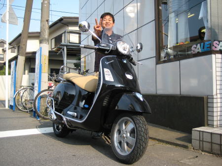 GTS250納車時の記念写真、ピースサインをするお客様