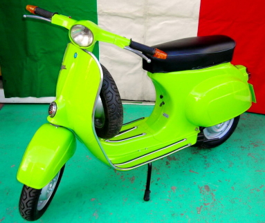 明るい黄緑色に全塗装されたVespa 100の販売車輌