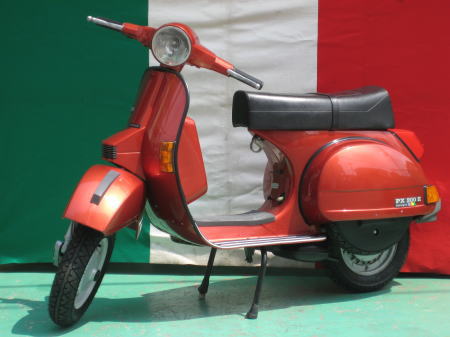 イタリア国旗を背景にした渋い色合いのベスパPX200E