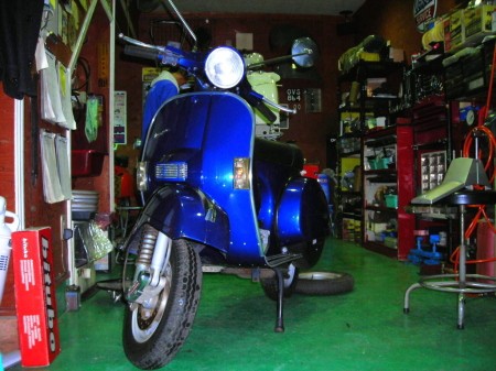 整備前のPX200FLが店内に置かれている様子