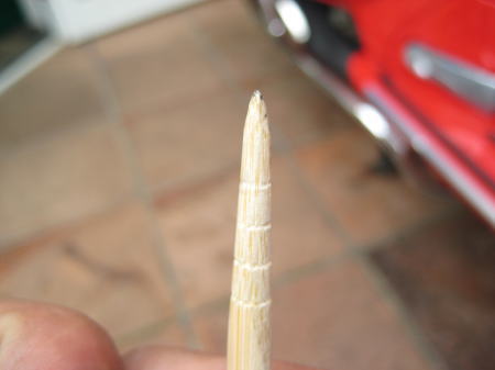 先端を鋭く削った竹の割り箸。洗車道具としての準備段階。