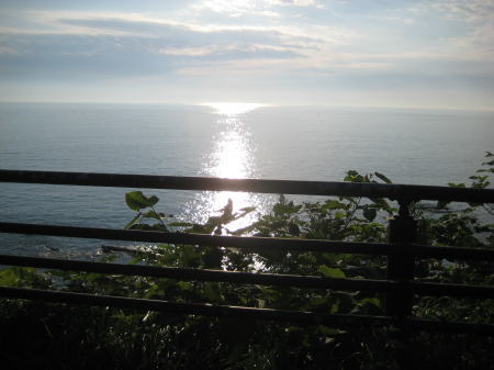 津軽湾に昇る朝日と海のきらめき