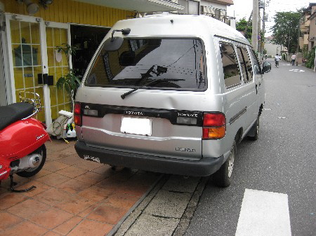 愛車のトヨタタウンエース後ろ姿と赤いベスパ