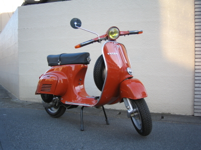 オーナーこだわりの色にオールペイントされたベスパ50sの納車直後の姿
