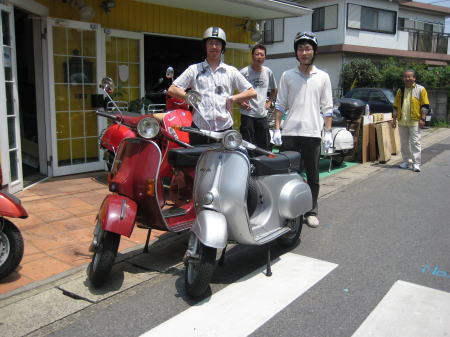 K.B.SCOOTERS前で2台のベスパと一緒に並ぶ納車されたお客様たち。
