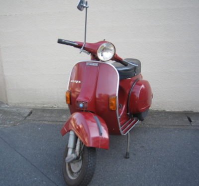 赤いP125Xベスパのフロントビュー。オリジナル塗装が美しく残る。