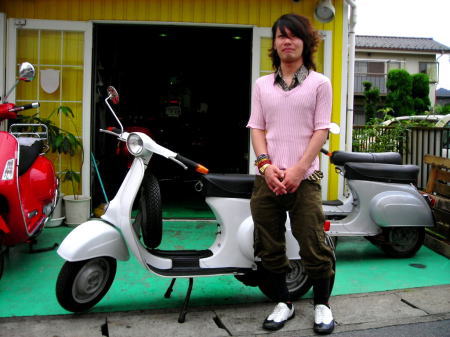 K.B.店舗前で50sと一緒に納車記念写真に納まる若いオーナー。