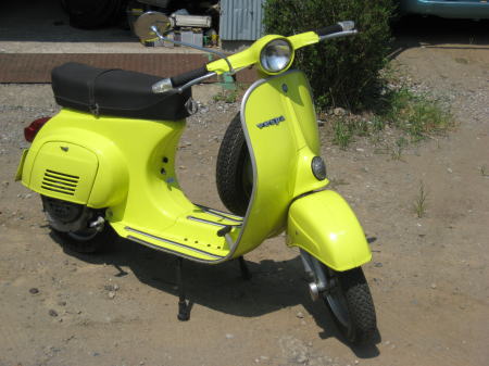 鮮やかな黄色のベスパ50s(入荷直後)