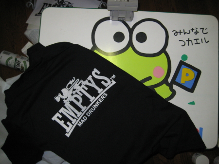 自作プリントに失敗したTシャツがサンリオキャラの机の上に広げられている様子。