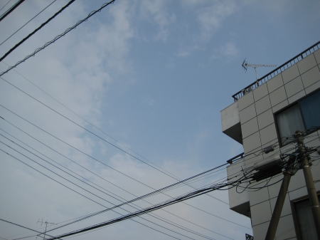 雨上がりの空に広がる薄雲と電線のある青空。