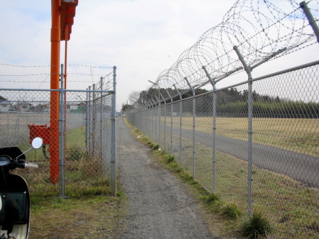 航空自衛隊下総基地沿いのフェンスと細道（試運転ルート）