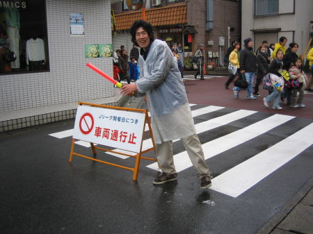 通行止めの看板と警備員さんの控えめな決めポーズ