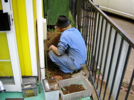 Ｋ．Ｂ．農園を耕す作業中の後ろ姿