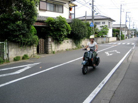 初心者マークをつけたPXで公道を走るオーナー