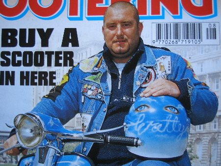 ランブレッタに乗ったスキンヘッド男性が表紙のScootering誌