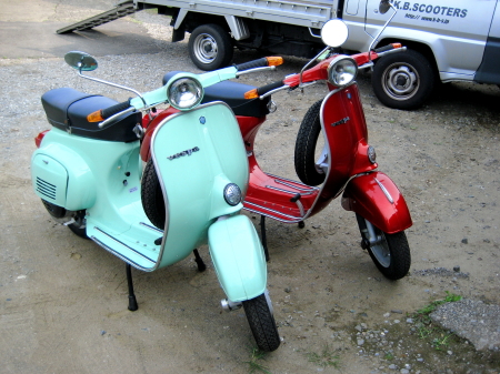 ベスパ50sとET3が並んでいる状態の斜め前からのカット