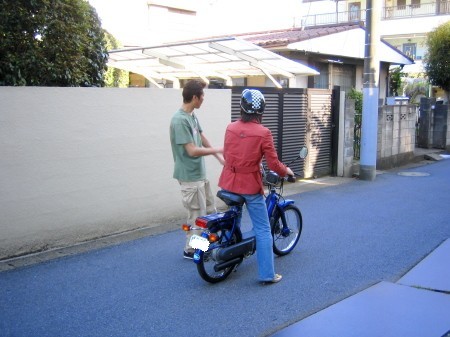 Ciao納車後の教習風景、指導を受けながら走り始める様子