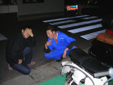 説教されて涙ぐむオーナーと見守るスタッフ。