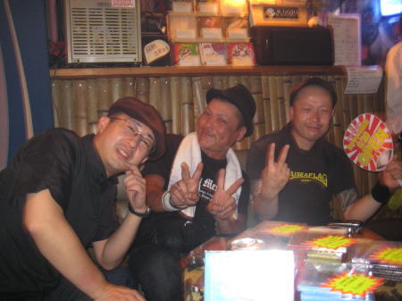 ライブ会場で記念撮影するRAISE A FLAGメンバーと筆者