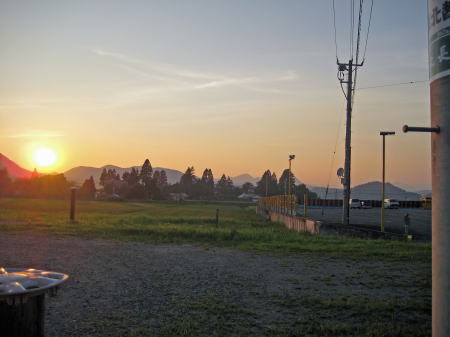 山々が連なる絶景と青空