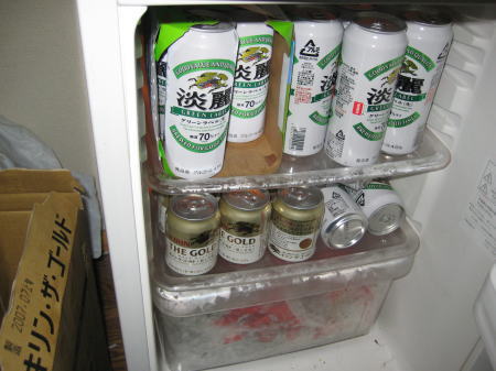冷蔵庫の中にぎっしり詰まったキリンと淡麗の缶ビール