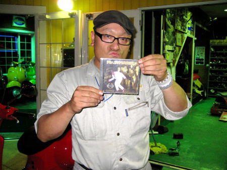 プレゼントされたROY ELLISのCDを掲げるSKINHEAD REGGAEファンの男性。