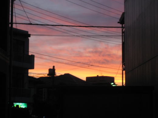 台風通過後の街並みに広がる夕焼け空