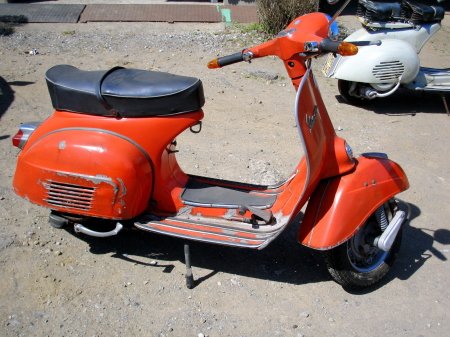 赤いベスパ125GTRの左側面写真