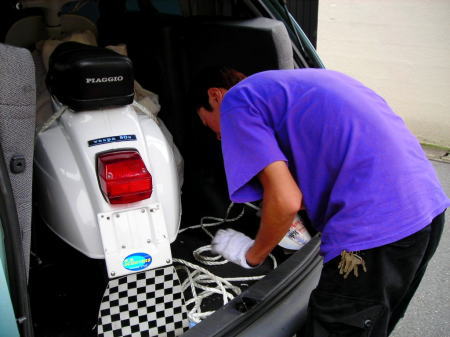 車内に載せられた50sをロープで固定するスタッフの様子。