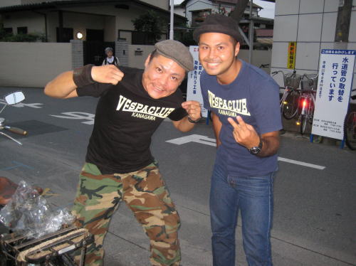 「VESPACLUB KANAGAWA」のTシャツを着た2人の男性