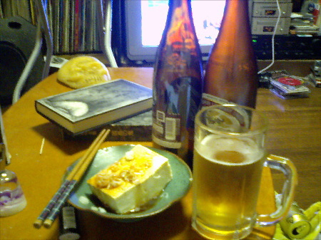 ビールと冷奴が並ぶ夜の食卓。CDや本が散らばるくつろぎの空間。