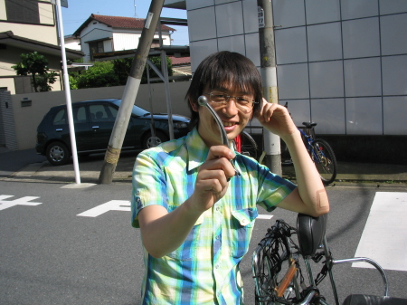 ヒビが入ったブレーキレバーを持つ男性の笑顔