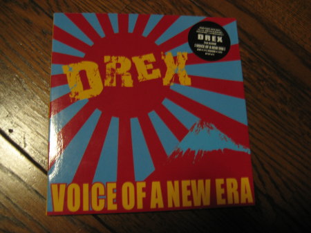 バンドDREXの赤青カバーアート『VOICE OF A NEW ERA』