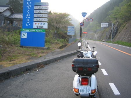 福井県小浜市付近の国道沿いとベスパの後ろ姿