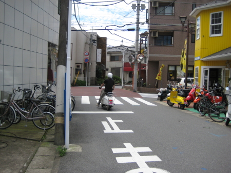 TV175で帰路につくオーナーの背中。K.B.店舗前の交差点を走行。