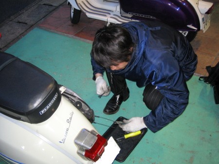 180Rallyのケーブル調整を自ら行うオーナーの姿