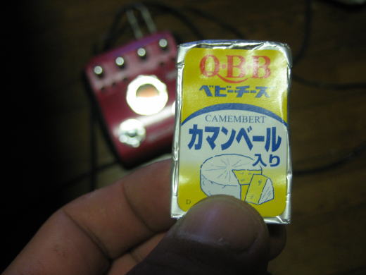 QBBカマンベール入りベビーチーズのパッケージを手に持った様子