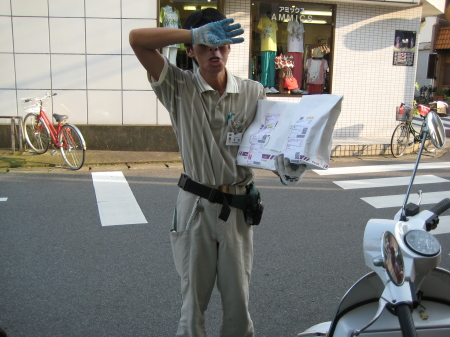遺品のパーツを届ける配送員の姿