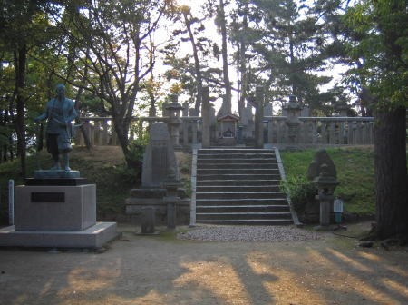 敦賀市の水戸烈士墳墓前の記念写真