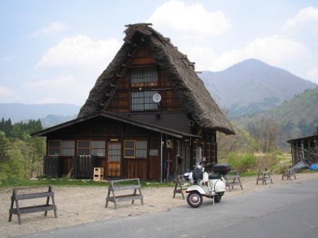 白川郷の合掌造りとベスパ