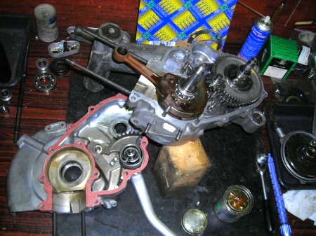 トルクレンチでシャフトナットを締めている作業工程
