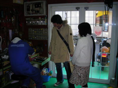 作業台での整備を見守る未来のオーナー夫妻の様子