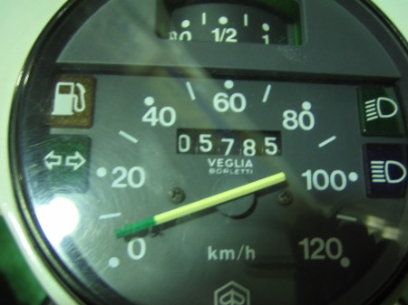 PX200Eのスピードメーターに表示された走行距離(5785km)