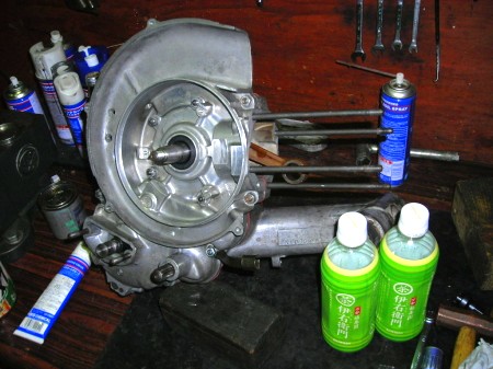 伊右衛門のペットボトルが並ぶ作業台に、組み立て中のベスパエンジン