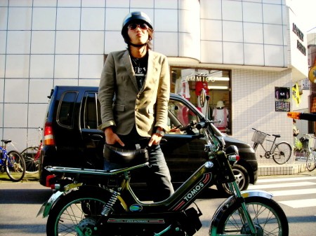 TOMOSオーナーがバイクと共にポーズを決めている出発直前の姿